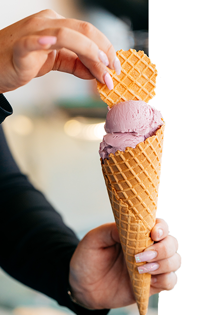 cornet de glace a la fraise avec son biscuit