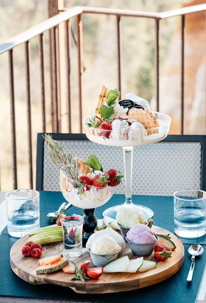 coupe de glace creation posee sur la table en terrasse de l ocrier a roussillon