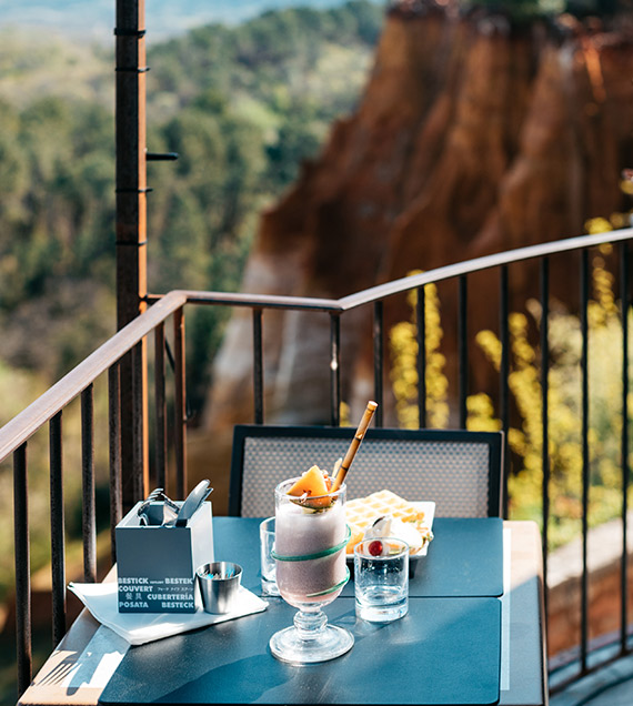 smoothie en terrasse de l ocrier face aux cheminees de fees