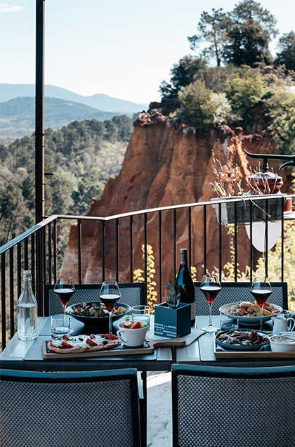 dejeuner en terrasse du cafe restaurant l ocrier de roussillon face aux ocres