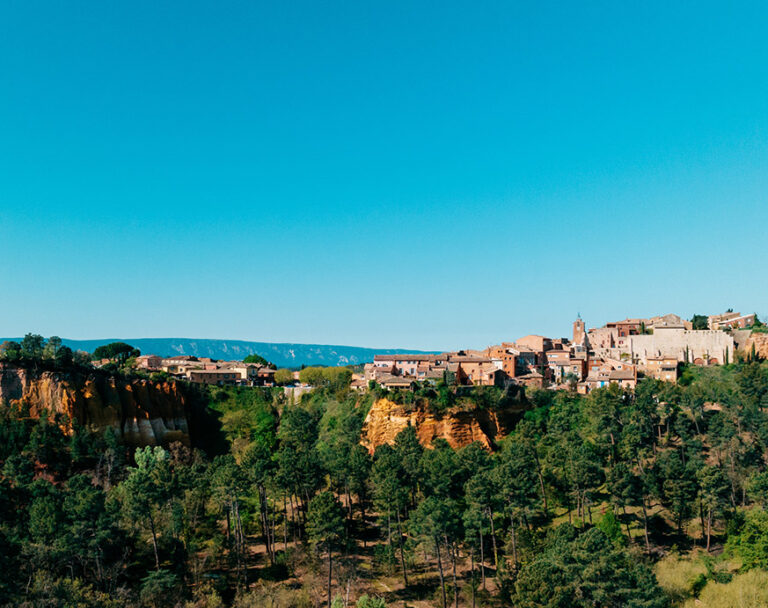 photo drone du village de roussillon dans le luberon