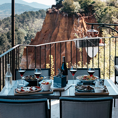 dejeuner en terrasse du cafe restaurant l ocrier de roussillon face aux ocres